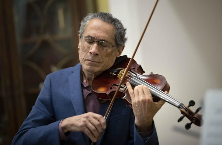Kenneth Sarch play Bram’s restored violin for the first time in public. (Photo credit: Allen Eyestone, palmbeachpost.com)