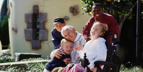 Henri Landwirth with kids at his non-profit resort.