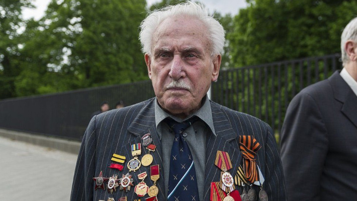 David Dushman, a Jewish soldier for the Red Army who drove his tank through the electric fence at Auschwitz, has died.